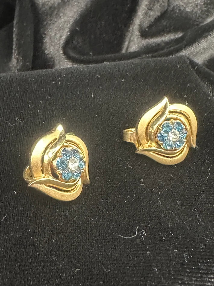Crown Trifari Gold Tone Blue Crystal Clip Earrings Swirl Floral Vintage Designer Jewelry