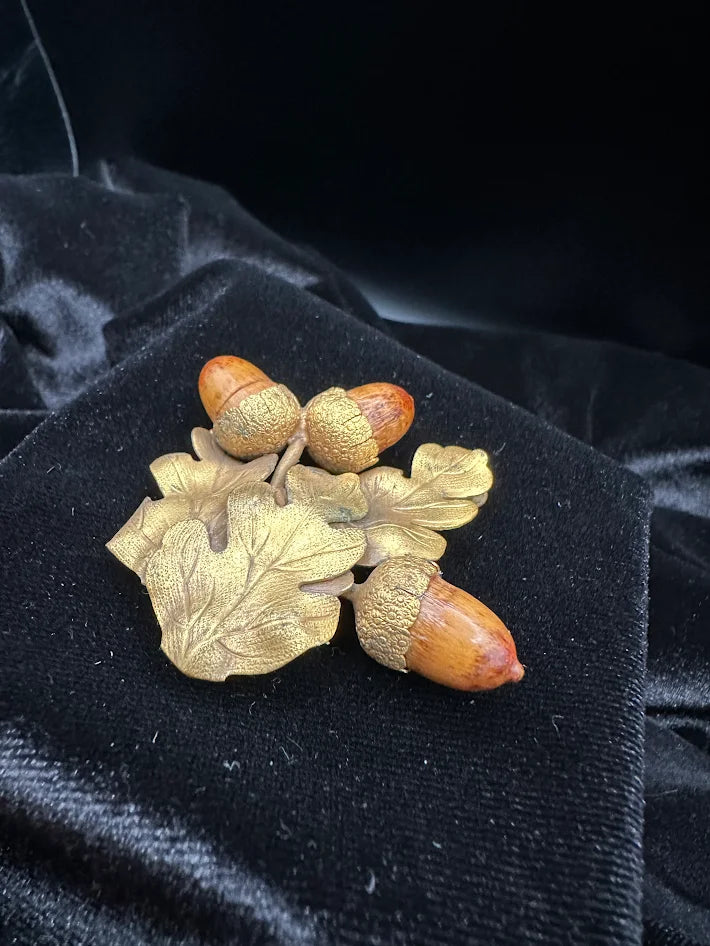 (NOT A BROOCH - FUR/COAT CLIP) Gold tone acorn and oak leaf brooch with carved look detail