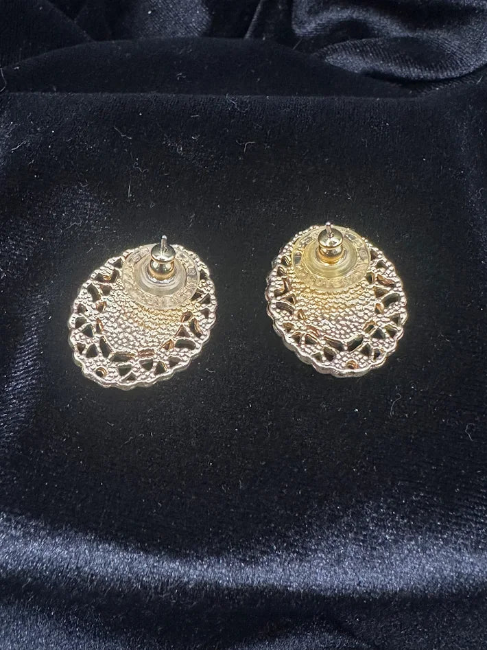 1960s–70s Sarah Coventry Gold Tone Filigree Clip Earrings Oval Clear Crystal Cabochon Statement Jewelry