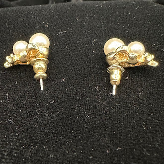Gold Tone Faux Pearl Cluster Stud Earrings Leaf Accent Vintage Inspired Elegant Jewelry