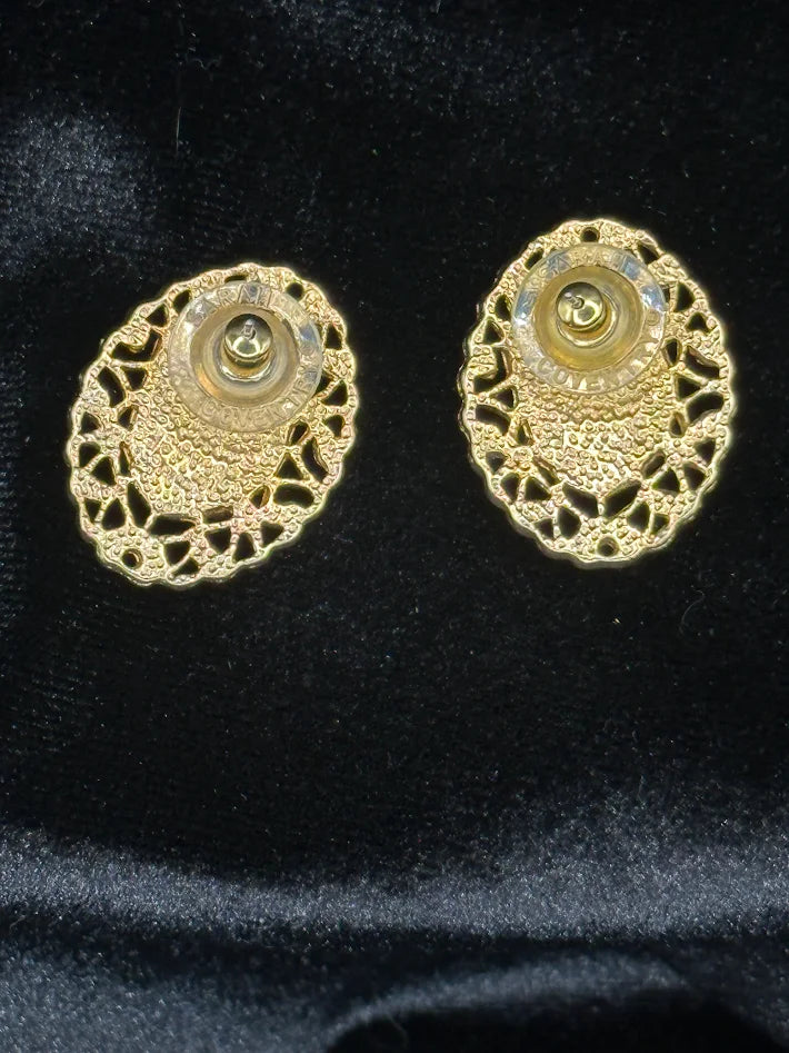 1960s–70s Sarah Coventry Gold Tone Filigree Clip Earrings Oval Clear Crystal Cabochon Statement Jewelry
