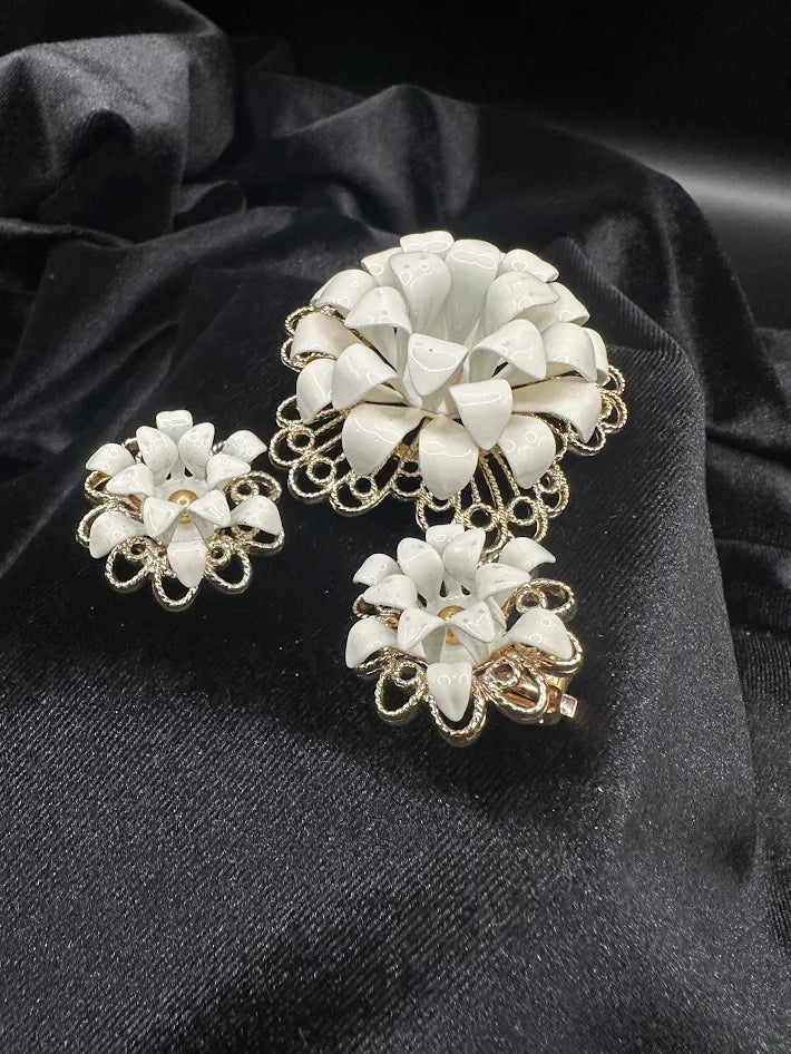 Sarah Coventry gold-tone white flower brooch and matching clip earrings with original box, view 5
