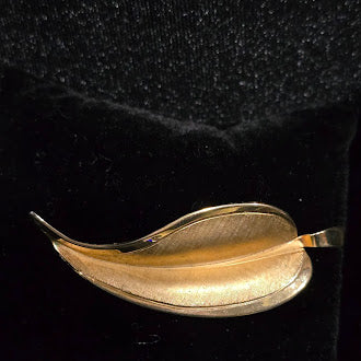 Giovanni Signed Gold Tone Leaf Brooch Brushed Leaf Pin Curved Feather Leaf Design Minimalist Nature Jewelry Safety Clasp