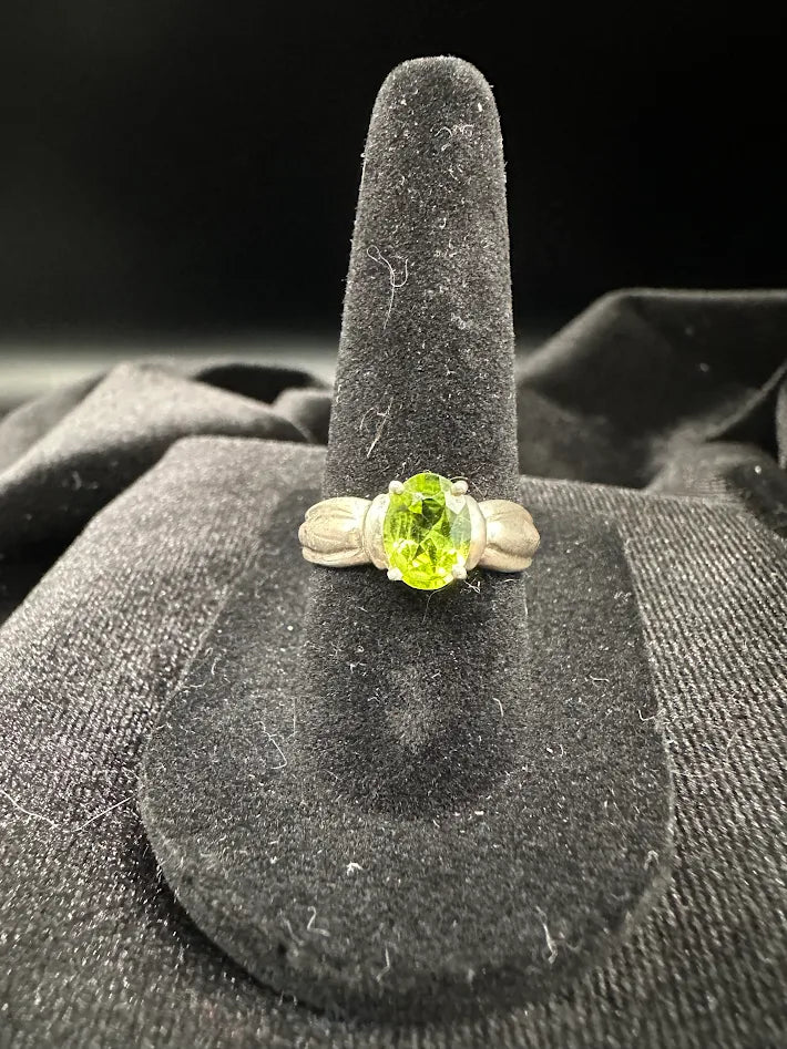 Vintage 925 Sterling Silver Peridot Ring Oval Cut Green Gemstone Ring | Size 7