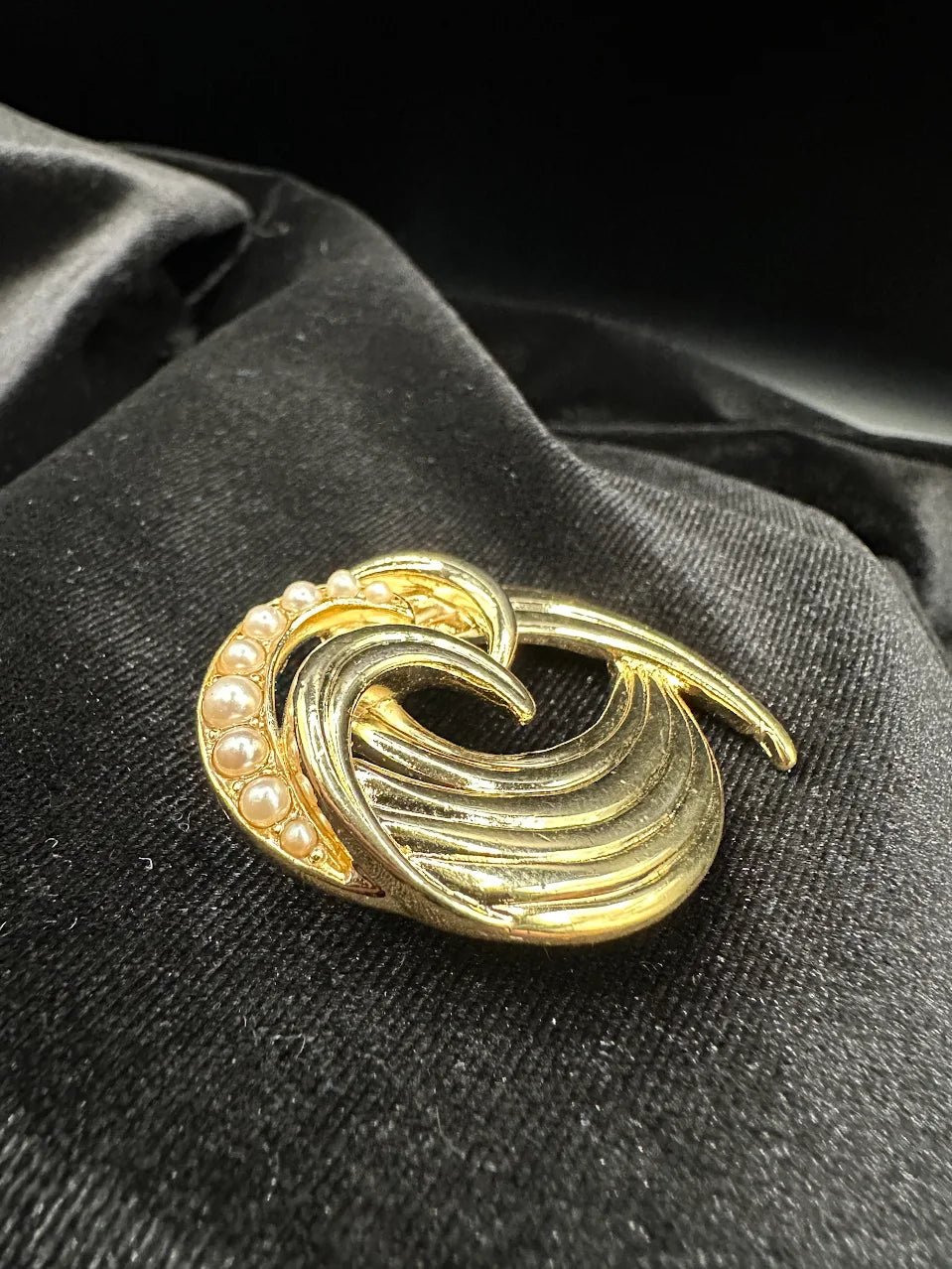 Gold-tone openwork swirl brooch with graduated pearl-style beads, view 5