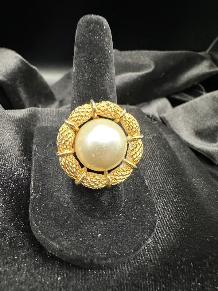 1960s–70s Coro Faux Pearl Ring Gold Tone Wreath Setting Statement Ring Size [Insert] Classic Designer