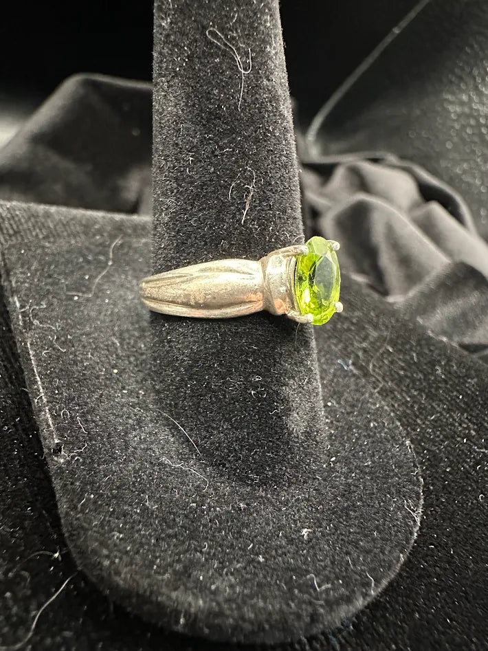 Vintage 925 Sterling Silver Peridot Ring Oval Cut Green Gemstone Ring | Size 7