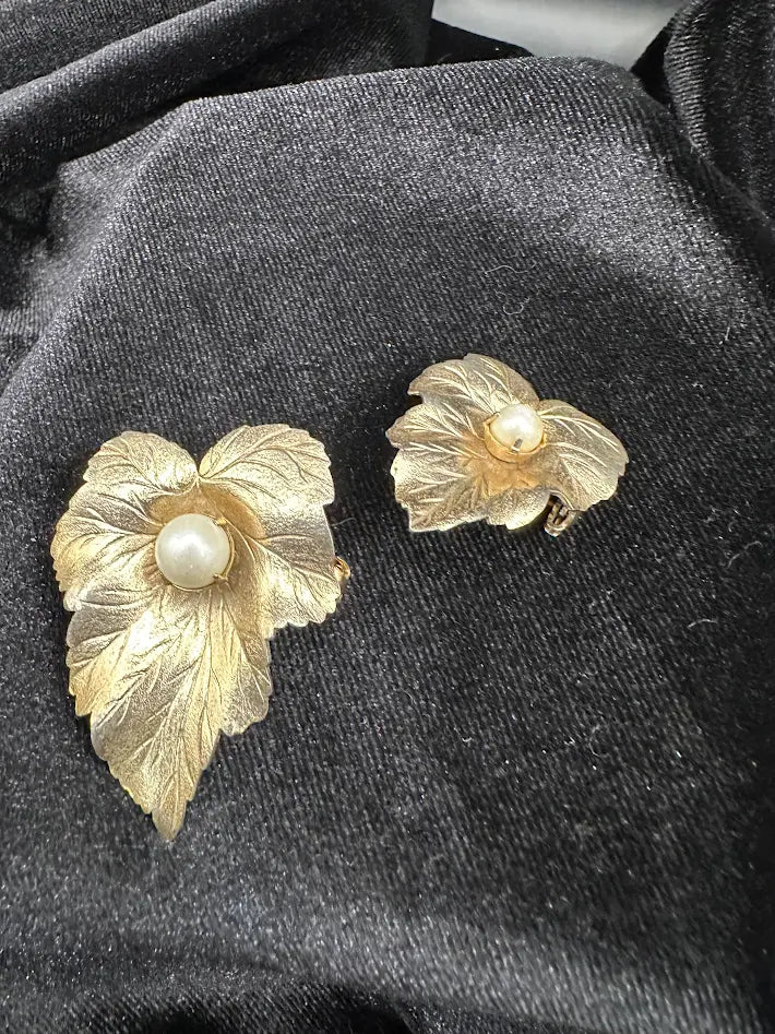 1960s–70s Sarah Coventry Gold Tone Leaf Brooch & Earrings Set Faux Pearl Floral Jewelry