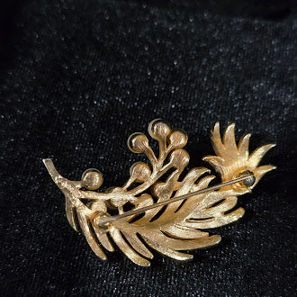 Crown Trifari gold-tone leaf and fern spray brooch with faux pearl cluster, view 7