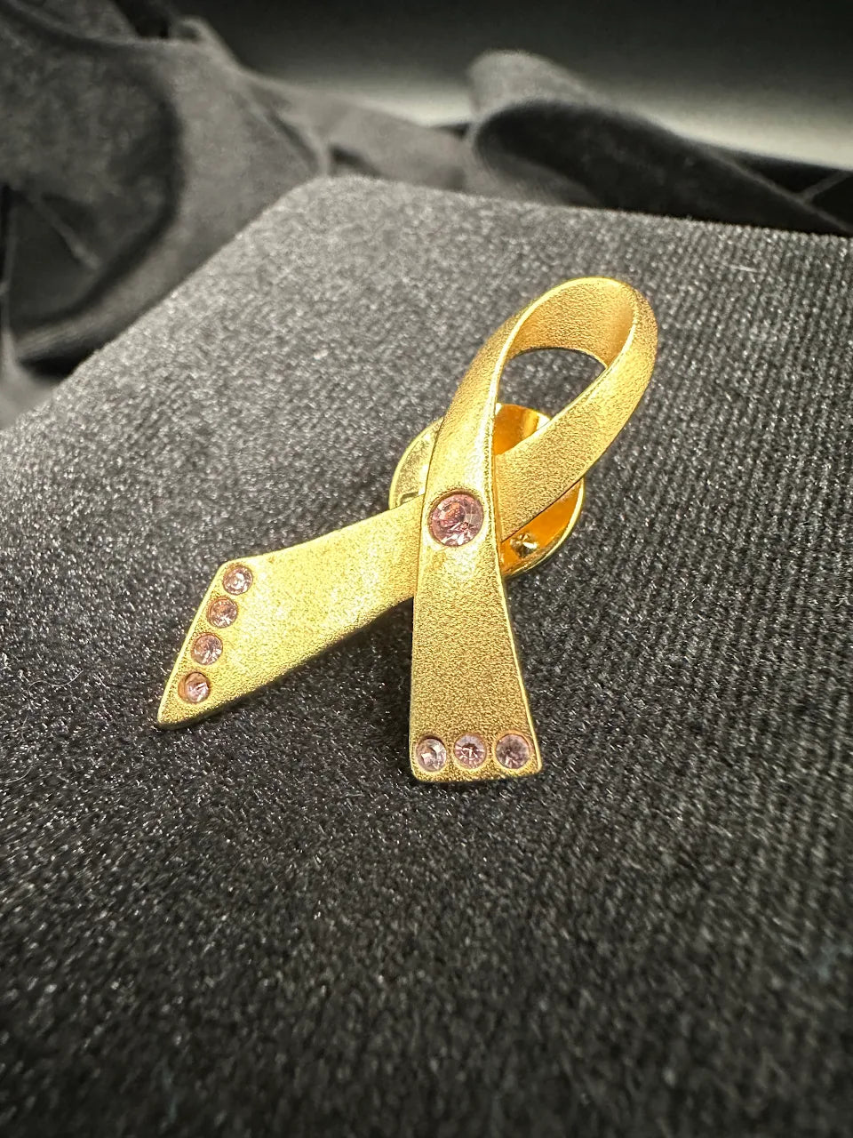 Avon gold-tone ribbon brooch with pink crystal accents, view 4