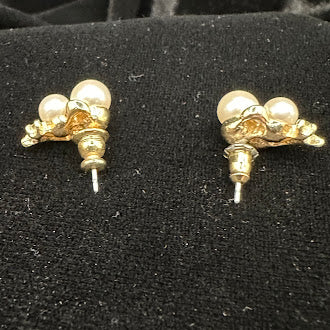 Gold Tone Faux Pearl Cluster Stud Earrings Leaf Accent Vintage Inspired Elegant Jewelry