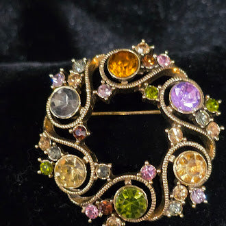 Vintage Gold Tone Gemstone Wreath Brooch Multicolor Rhinestone Circle Pin Estate Statement Floral Wreath Design