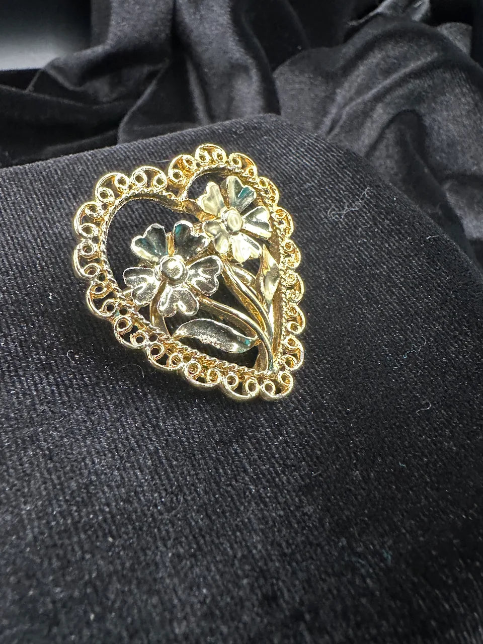 Gold-tone heart brooch with openwork border and raised flower design, view 4