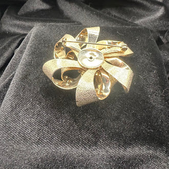Gold Tone Pink Crystal Pinwheel Brooch Textured Ribbon Swirl Design