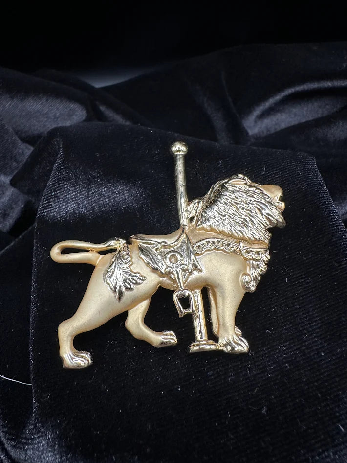 Vintage Enamel Gold tone carousel lion brooch with textured mane and saddle detail