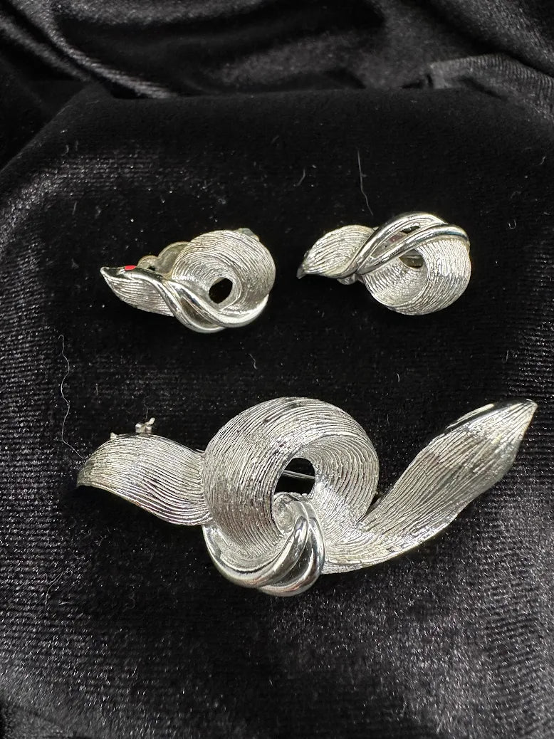Lisner Silver Tone Swirl Brooch and Earring Set Textured Ribbon Knot Design